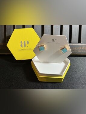 Bomb Party ER39763
They Wore  Starlight 
Aquamarine ice crystal
Gold